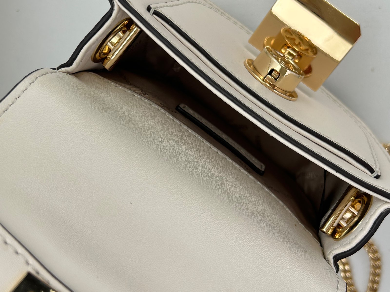 Michael Kors — Sac Michael Kors Mini Crossbody Saddle Beige Cuir Lisse — photo 7
