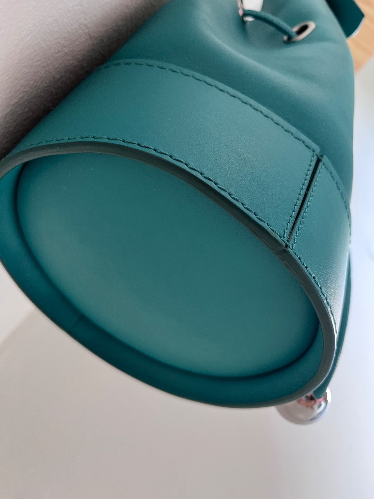 Lancel — Sac Lancel modèle CHERI- Seau Cuir Bleu Canard — photo 4
