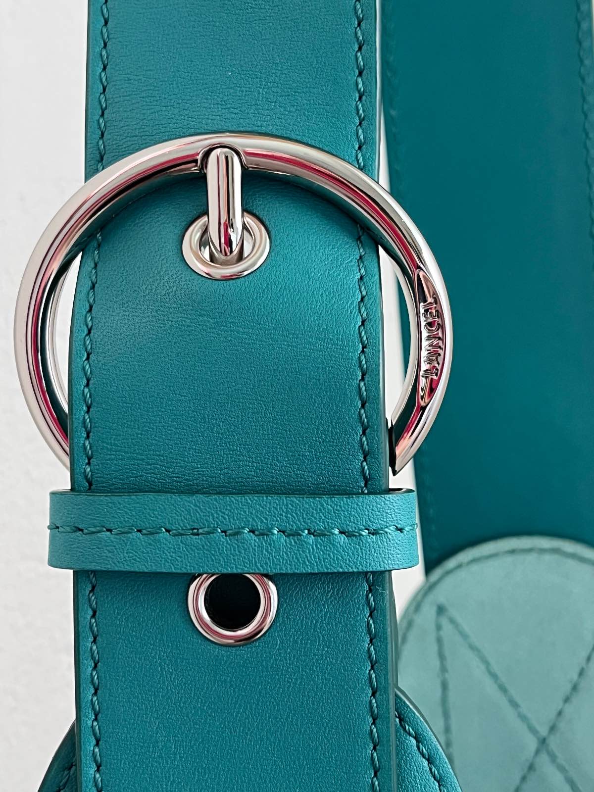 Lancel — Sac Lancel modèle CHERI- Seau Cuir Bleu Canard — photo 5