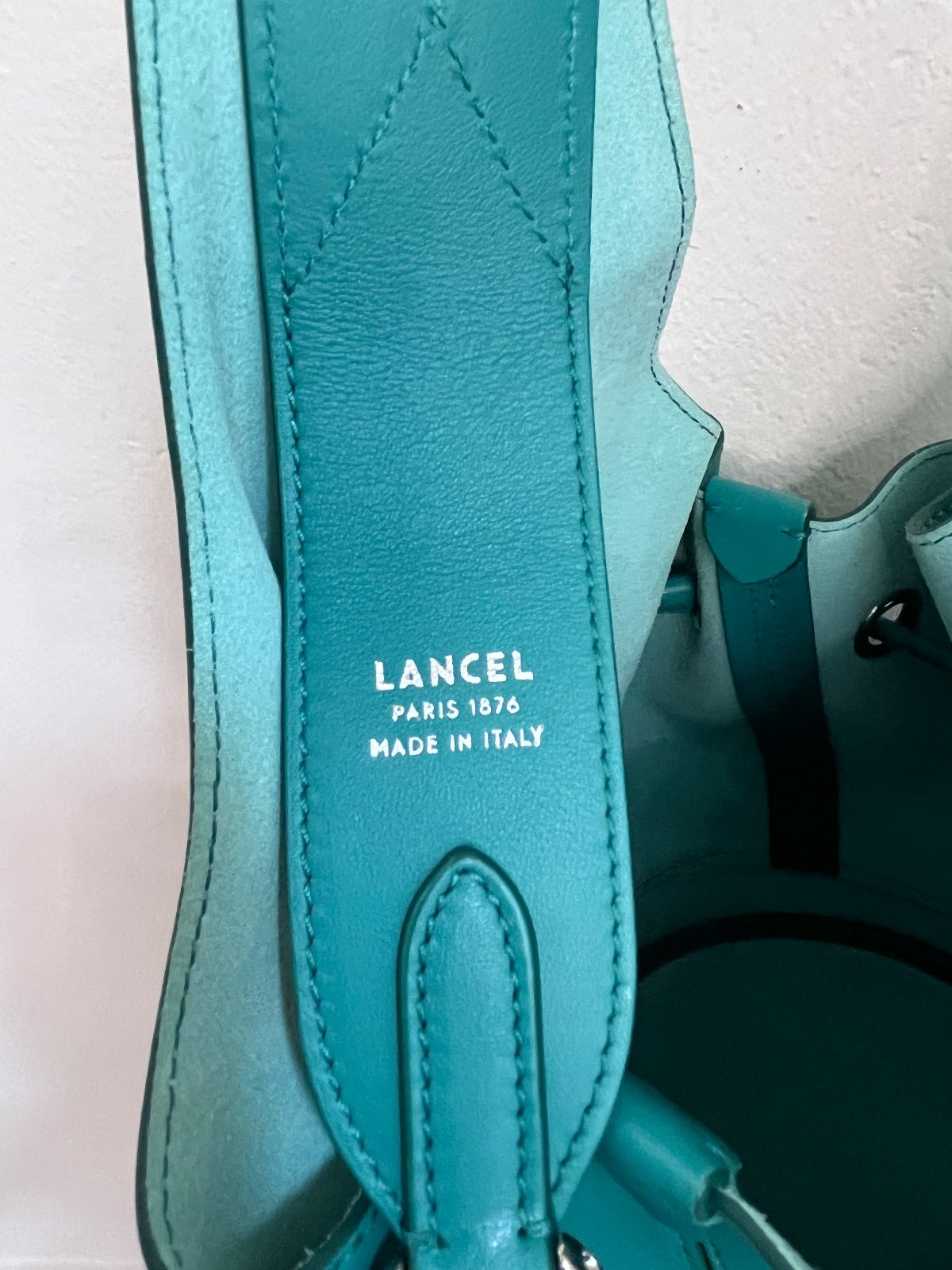 Lancel — Sac Lancel modèle CHERI- Seau Cuir Bleu Canard — photo 6