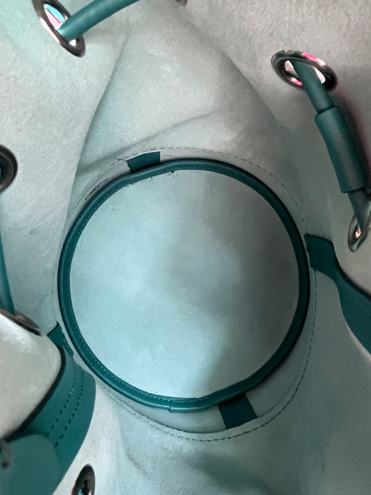 Lancel — Sac Lancel modèle CHERI- Seau Cuir Bleu Canard — photo 7