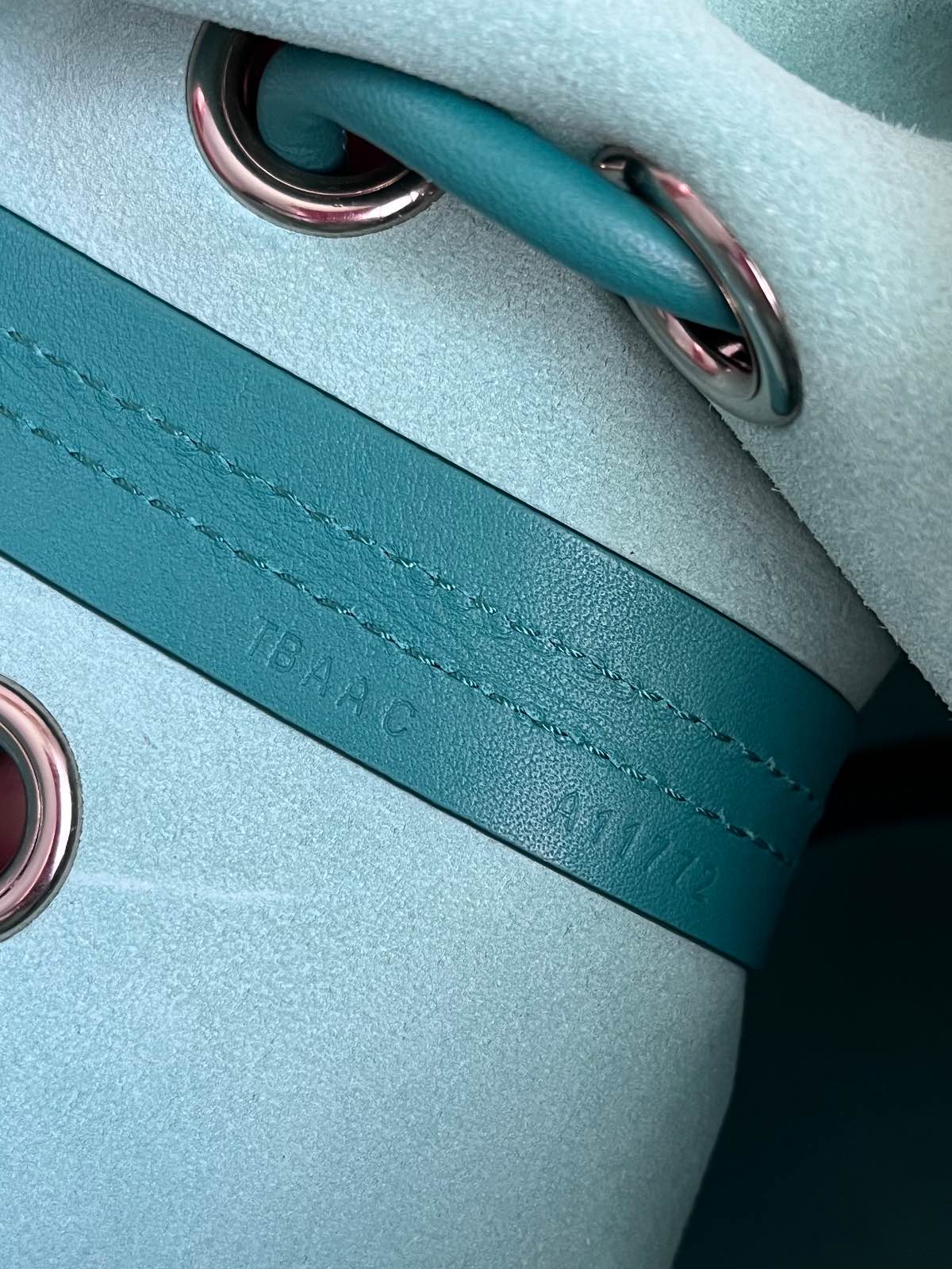 Lancel — Sac Lancel modèle CHERI- Seau Cuir Bleu Canard — photo 8