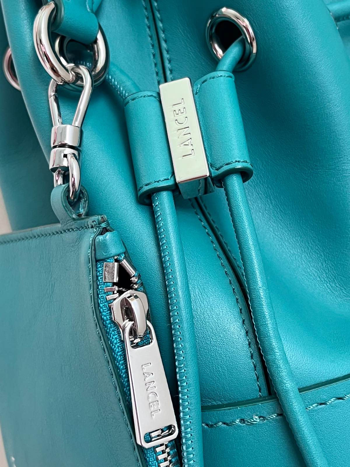 Lancel — Sac Lancel modèle CHERI- Seau Cuir Bleu Canard — photo 9