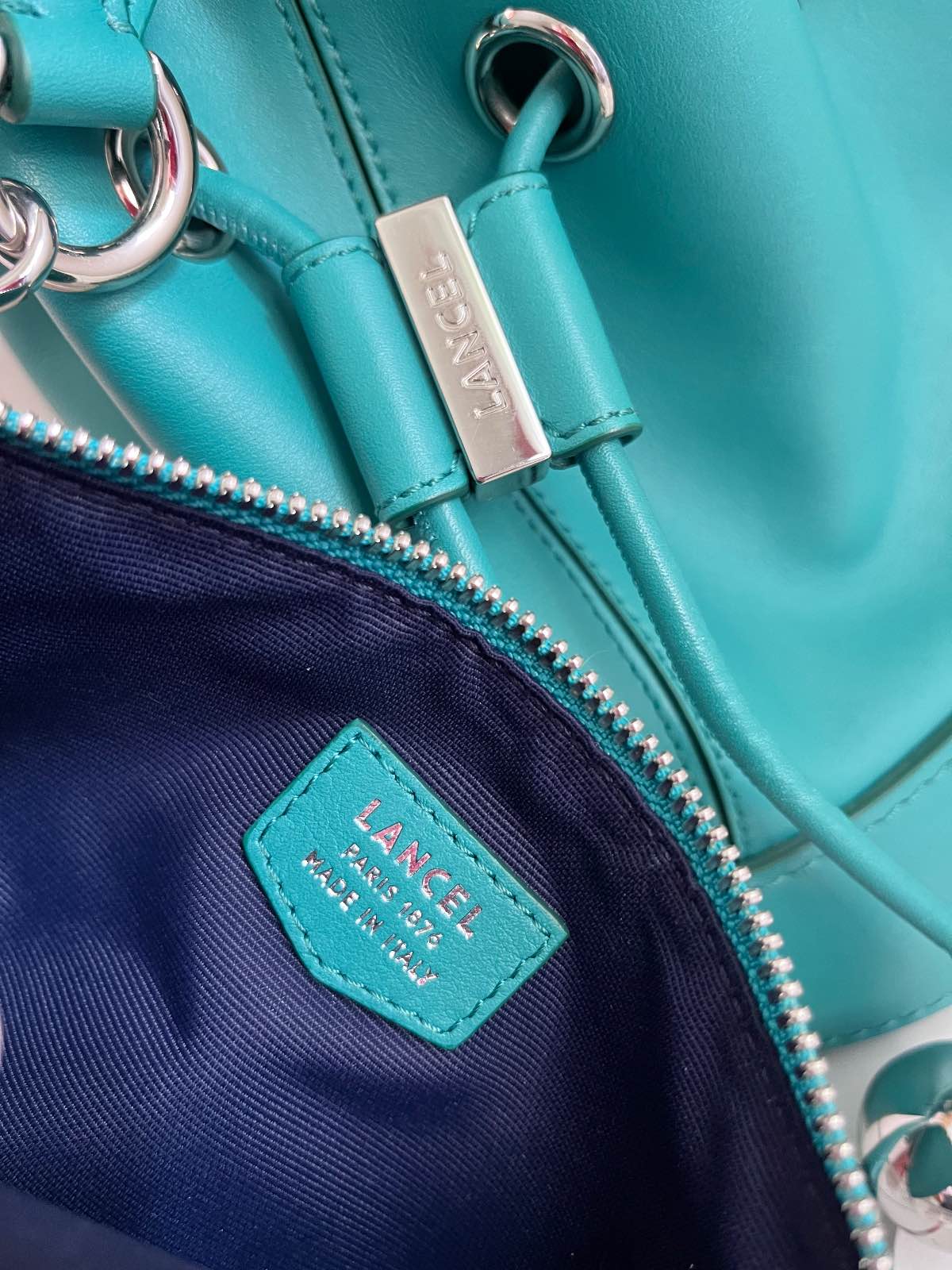 Lancel — Sac Lancel modèle CHERI- Seau Cuir Bleu Canard — photo 3