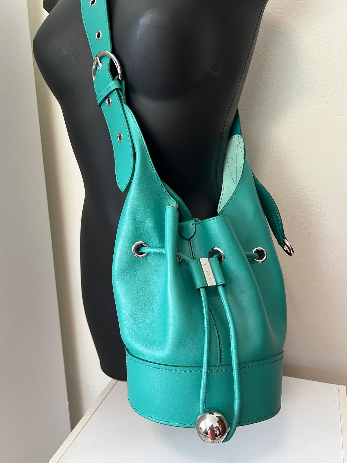 Lancel — Sac Lancel modèle CHERI- Seau Cuir Bleu Canard — photo 2