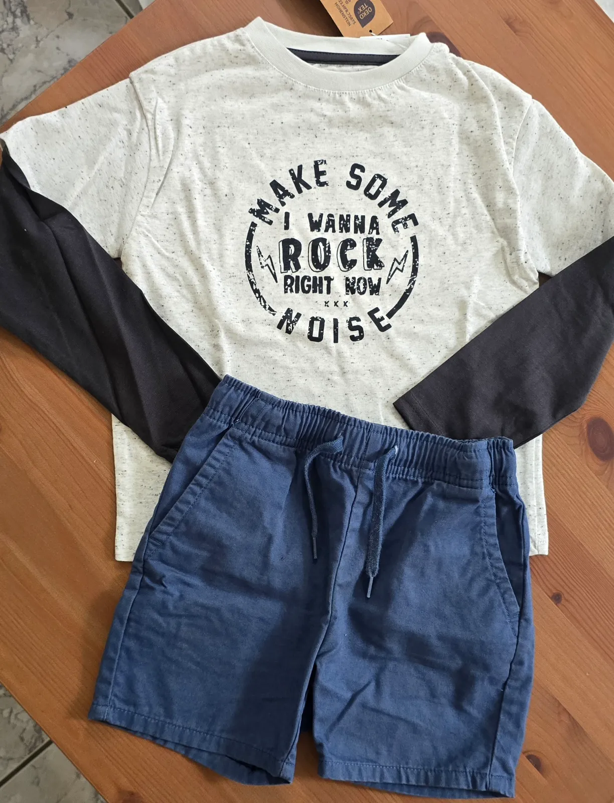 Kiabi — Ensemble teeshirt ml et short 4ans Garçon — photo 1