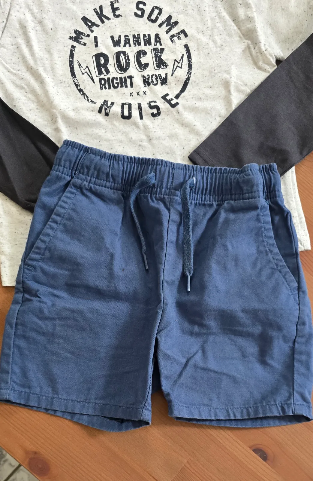 Kiabi — Ensemble teeshirt ml et short 4ans Garçon — photo 2