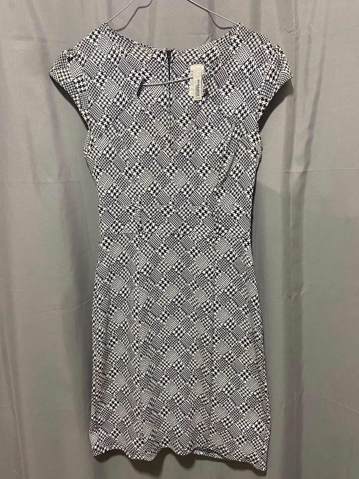Pyramide — Robe chic noire et blanche — photo 1