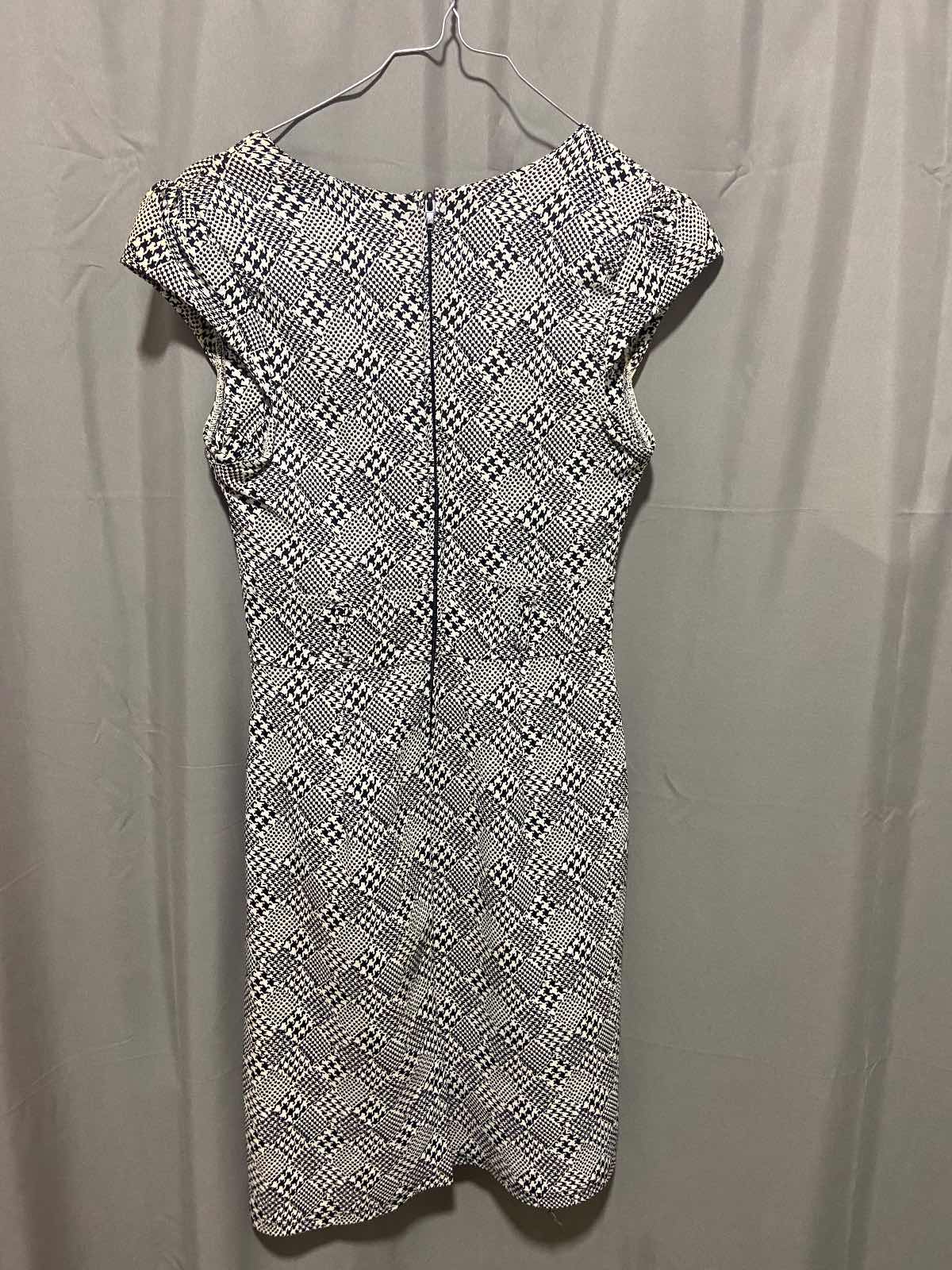 Pyramide — Robe chic noire et blanche — photo 2