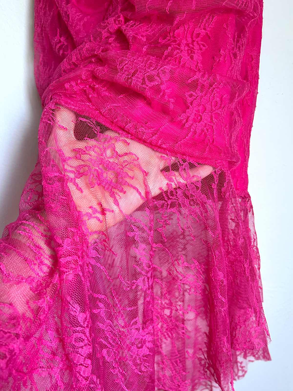 F&P — Robe cocktail asymétrique dentelle fuschia — photo 4